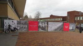 840590 Afbeelding van doeken met oude foto's op de bouwhekken bij de ingang van het Diakonessenhuis (Bosboomstraat 1) ...